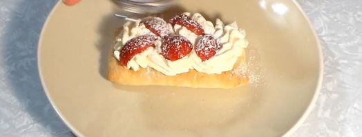 слойки с клубникой и кремом. Шаг 10