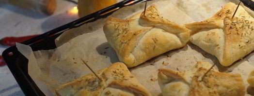 слойки с колбасками и сулугуни. Шаг 6