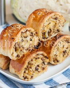 Слойки с квашеной капустой и грибами