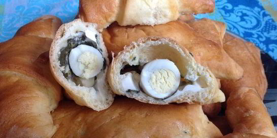 Слойки с щавелем, сыром и яйцом