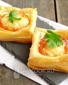 Слойки с сырно-томатной начинкой