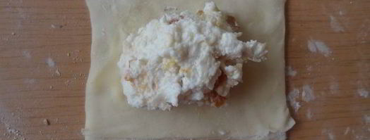 слойки с творогом, курагой и орехами. Шаг 13