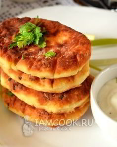 Несладкие сырники с начинкой из яйца и зеленого лука