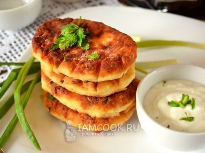 Рецепт несладких сырников с начинкой из яйца и зеленого лука