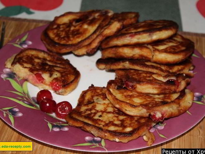 Рецепт сырников из творога с вишней и шоколадом