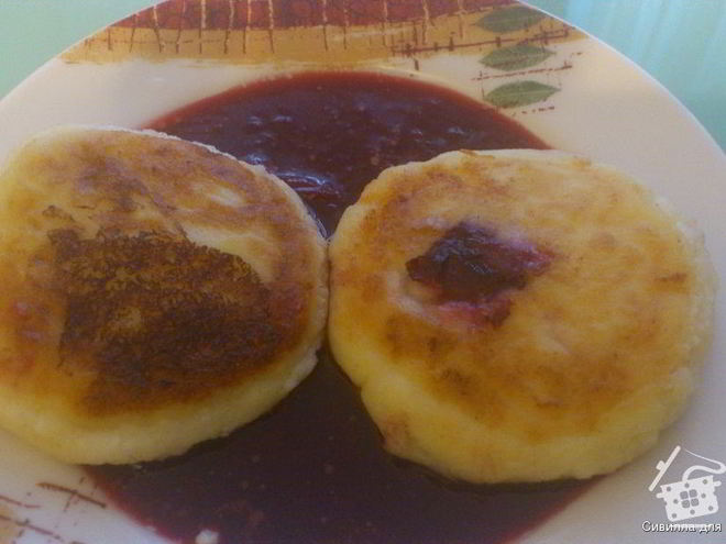 Рецепт сырников с клубничным соусом