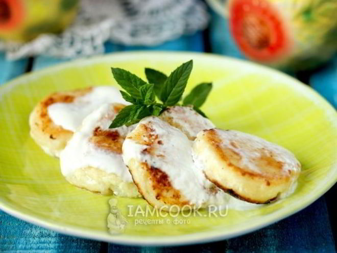 Рецепт сырников в сметанном соусе