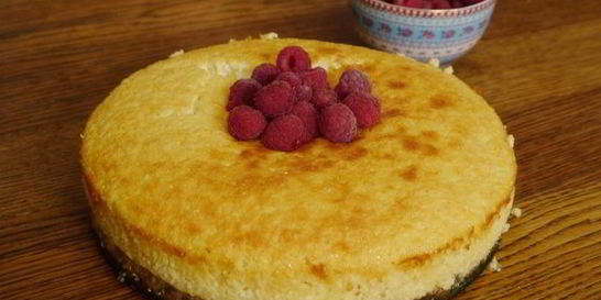 Творожник с белым шоколадом и малиной