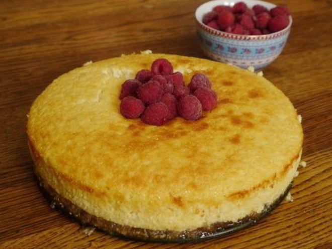 Рецепт творожника с белым шоколадом и малиной