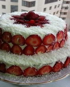 Торт с клубникой и сливочно-банановым кремом