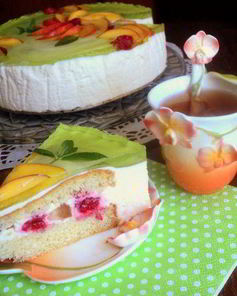 Торт с персиками и малиной