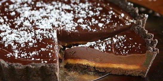 Торт с соленой карамелью