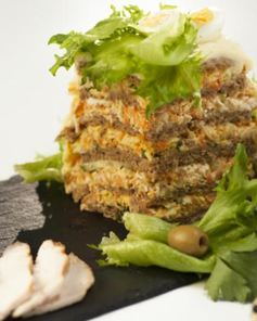 Закусочный торт с копченой курицей