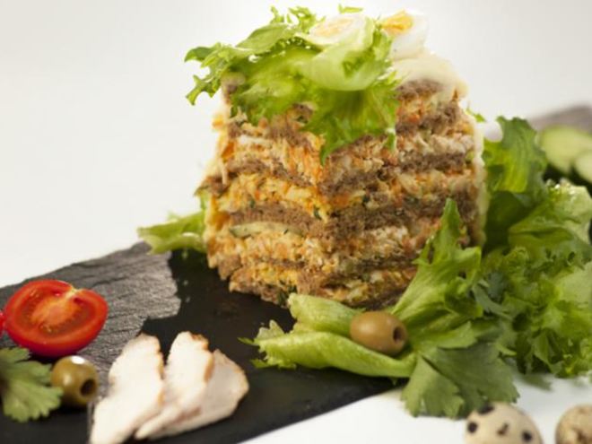 Рецепт закусочного торта с копченой курицей