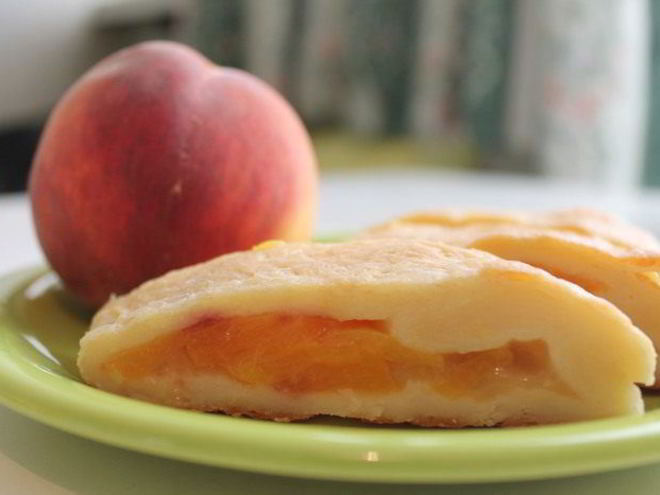 Рецепт творожных рулетиков с персиком