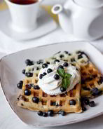 Черничные вафли на сметане