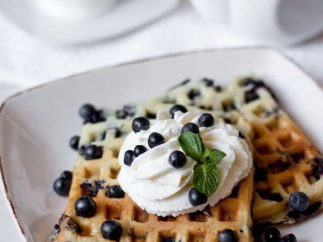 Рецепт черничных вафель на сметане
