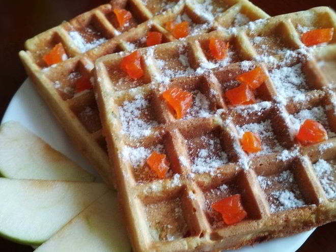 Рецепт мягких вафель с яблоком и курагой