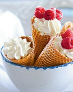 Сладкие вафли-рожок с творогом и ягодами