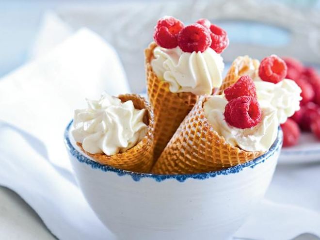 Рецепт сладких вафель-рожка с творогом и ягодами