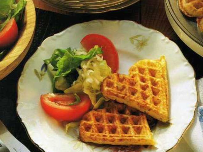 Рецепт сырных вафель с салатом