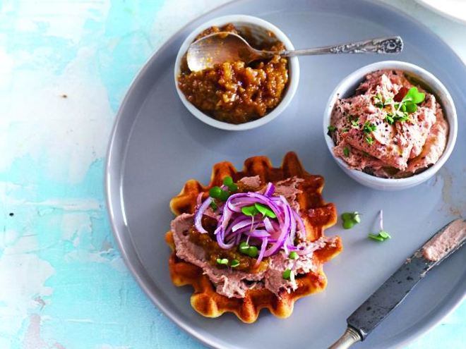 Рецепт вафель на простокваше с изюмом и паштетом из куриной печенки