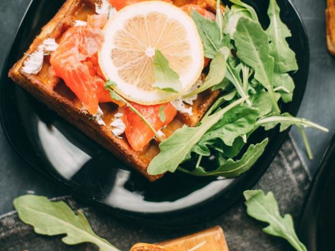 Рецепт вафель с лососем, соусом и рукколой