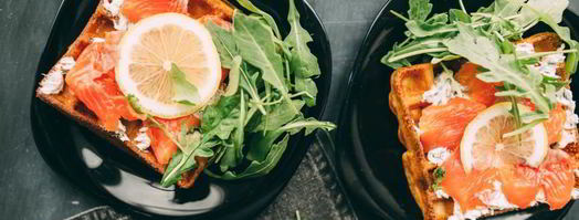 вафли с лососем, соусом и рукколой. Шаг 7