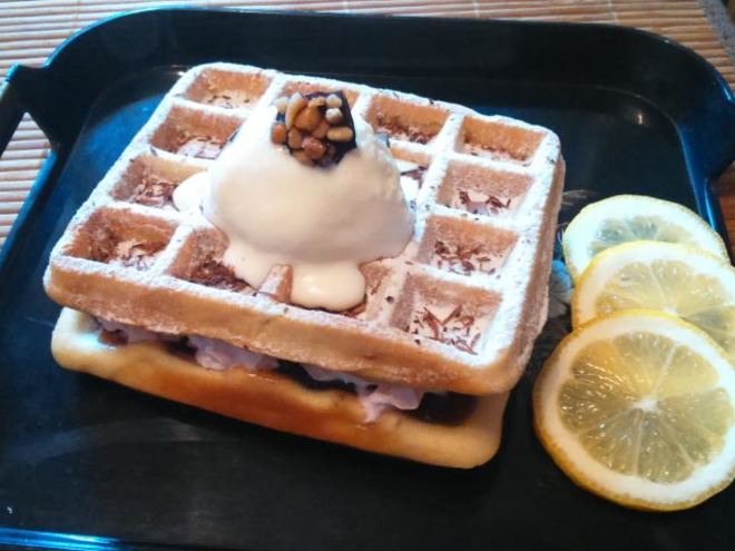 Рецепт венских вафель с клубничным джемом, взбитыми сливками и пломбиром