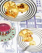 Яблочные слойки с изюмом