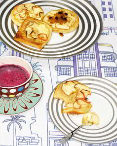 Яблочные слойки с изюмом