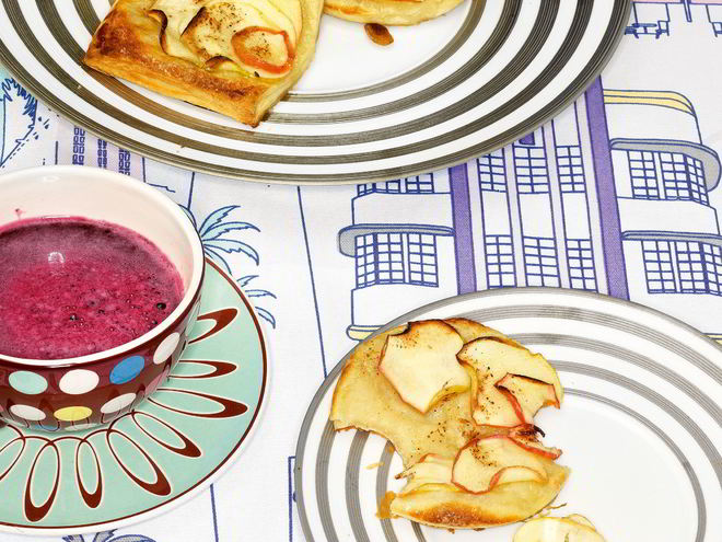 Рецепт яблочных слоек с изюмом