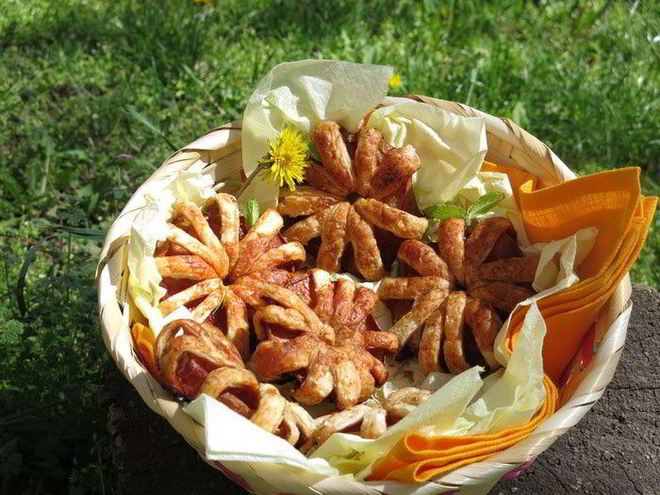 Рецепт яблочных слоек-цветов