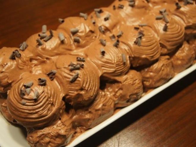 Рецепт новогоднего шоколадного торта-полена из профитролей