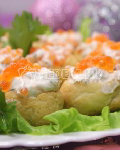 Профитроли с икрой и творожной начинкой