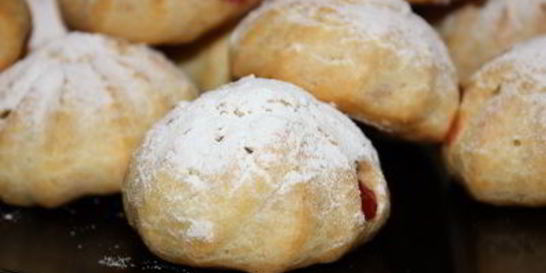 Профитроли с клубничной начинкой