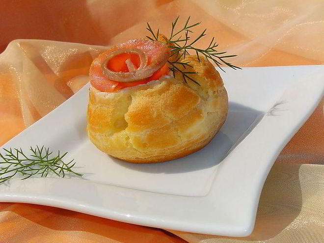 Рецепт профитролей с красной рыбой