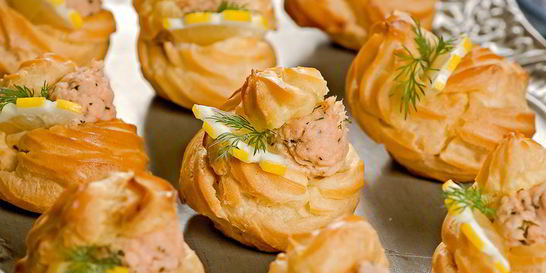 Профитроли с кремом из лосося