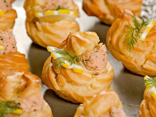 Рецепт профитролей с кремом из лосося