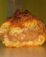 Профитроли с шоколадно-фундучным кремом