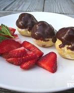 Профитроли с шоколадным соусом