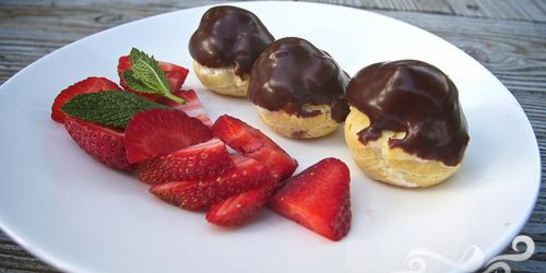 Профитроли с шоколадным соусом