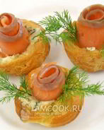 Профитроли с сырной начинкой и форелью