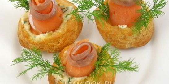 Профитроли с сырной начинкой и форелью