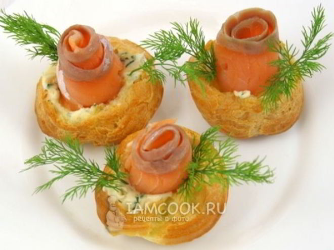 Рецепт профитролей с сырной начинкой и форелью