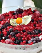 Творожный десерт с ягодами и профитролями