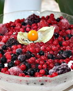 Творожный десерт с ягодами и профитролями