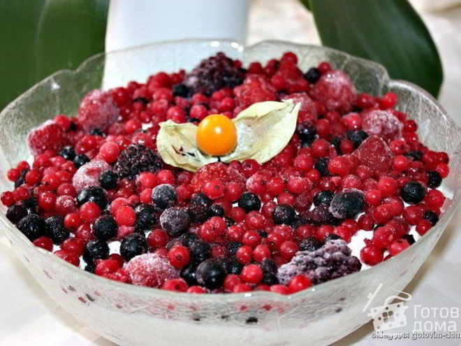 Рецепт творожного десерта с ягодами и профитролями