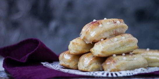 Эклеры с кремом шантильи и ванильной помадкой