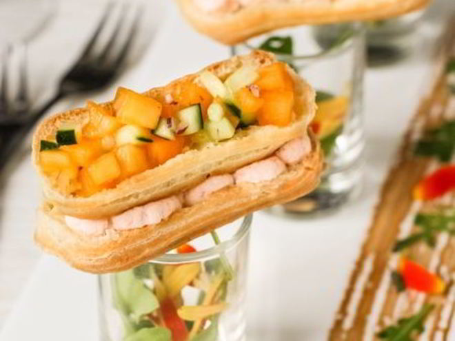 Рецепт эклеров с креветочным кремом и тартаром из хурмы